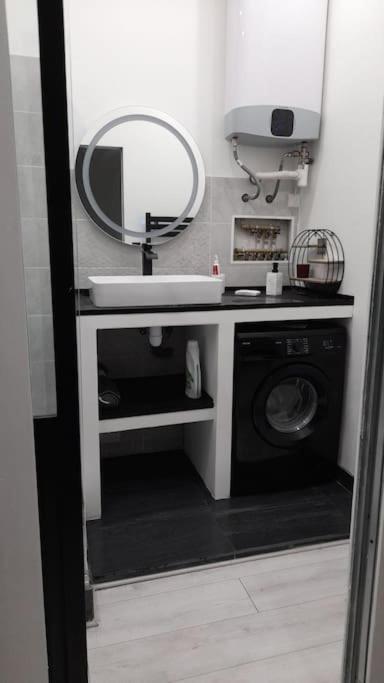 T2 Appartement Lumineux A La Joliette Marseille Luaran gambar