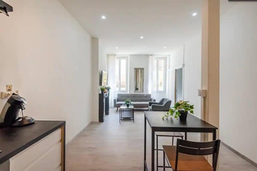 T2 Appartement Lumineux A La Joliette Marseille Luaran gambar
