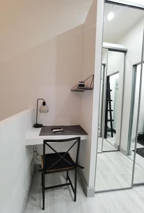 T2 Appartement Lumineux A La Joliette Marseille Luaran gambar